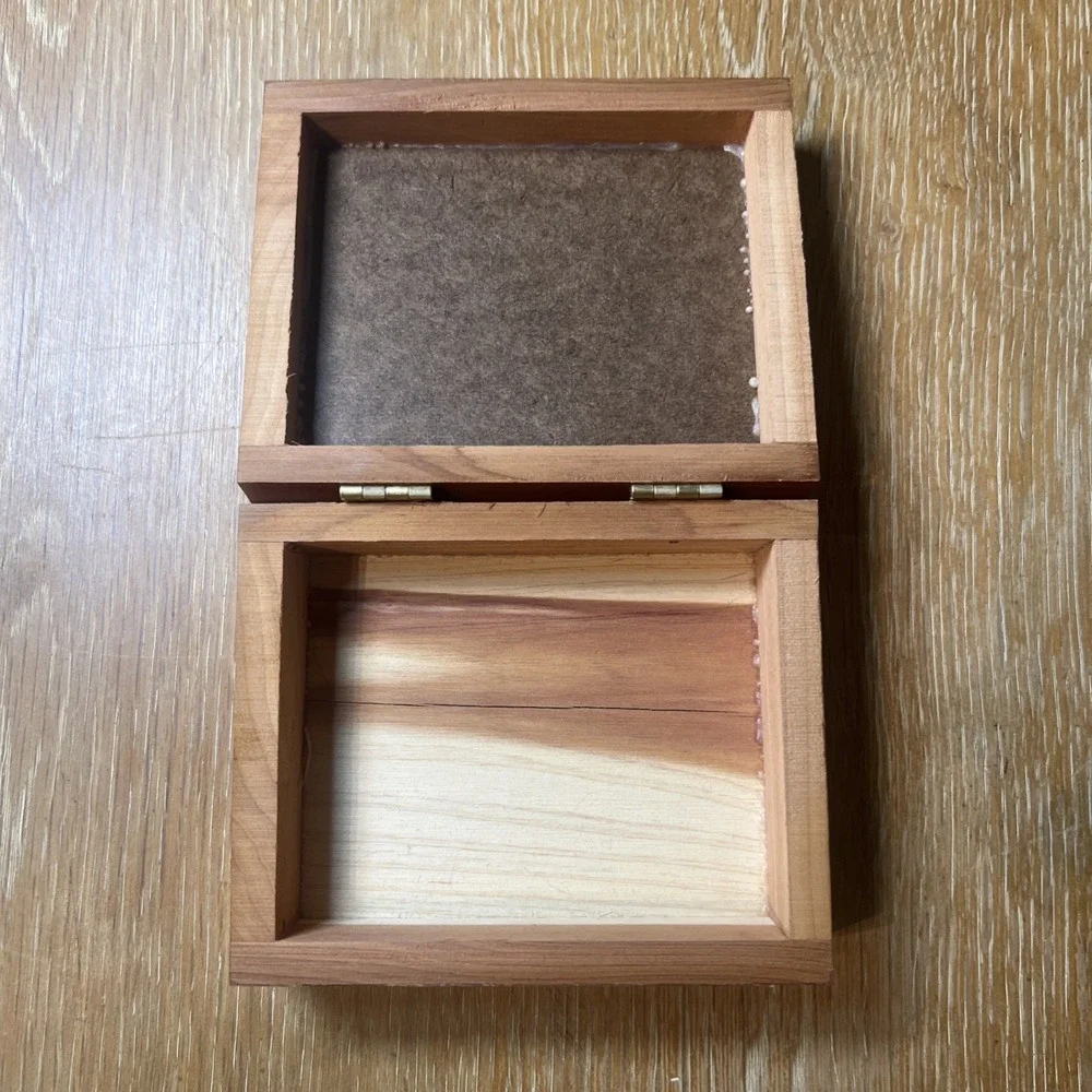 Vintage 1970's Souvenir Cedar Wood Trinket Box with Kitten Engraved‎ 'Minnesota'